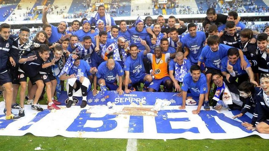 Los futbolistas del Deportivo posan a la conclusión del partido tras certificar el ascenso directo a Primera División. carlos pardellas