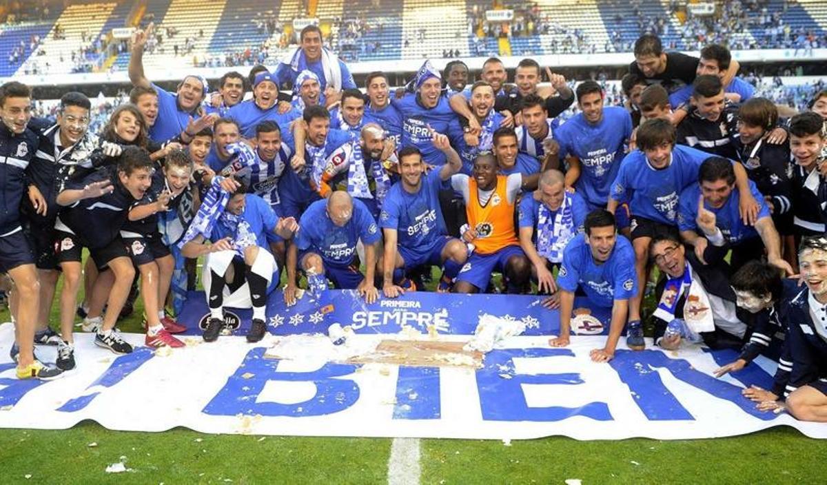 Los futbolistas del Deportivo posan a la conclusión del partido tras certificar el ascenso directo a Primera División. carlos pardellas