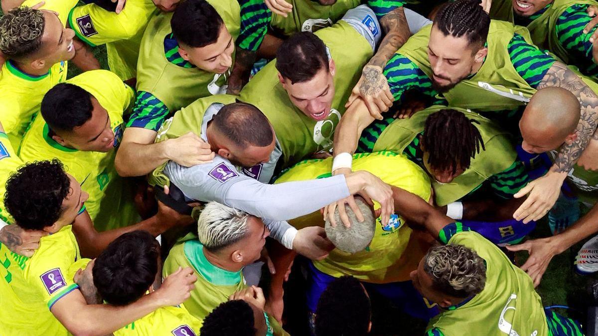 Richarlison es felicitado por sus compañeros tras anotar el segundo gol de Brasil a Serbia.