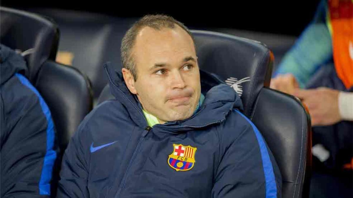 Andrés Iniesta, en el banquillo del Camp Nou