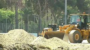 Les excavadores ja treballen al camp d’entrenament de La Masia. En els terrenys es construirà un aparcament.
