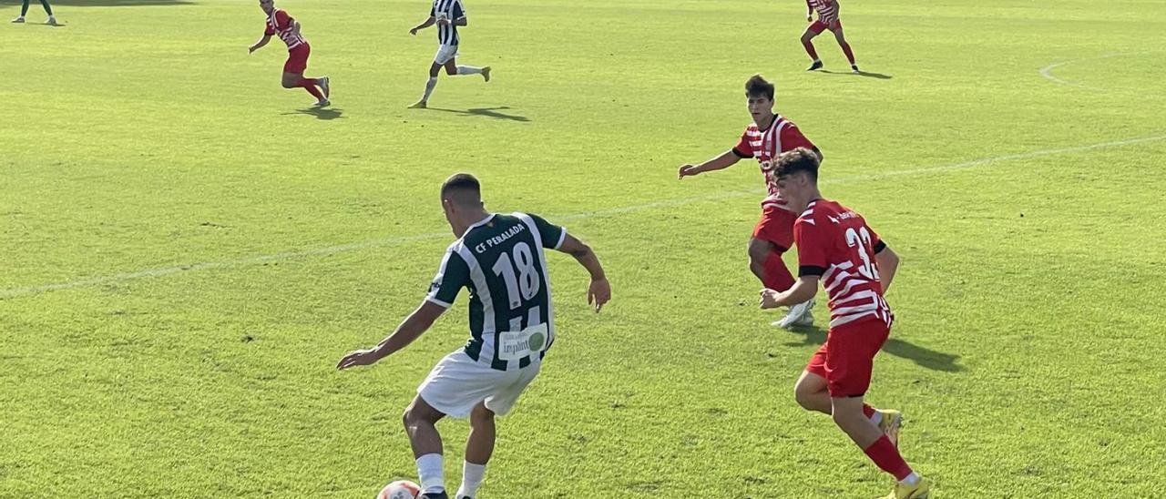 Jordi Palacios s’emporta una pilota en una acció del partit d’ahir.