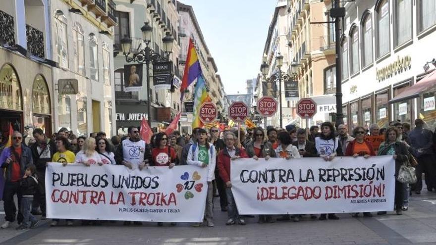 Las mareas piden la dimisión de Gustavo Alcalde y Dolores Serrat