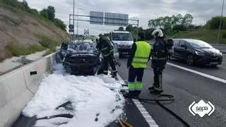 Arde un coche en la Autopista a la altura de Oviedo