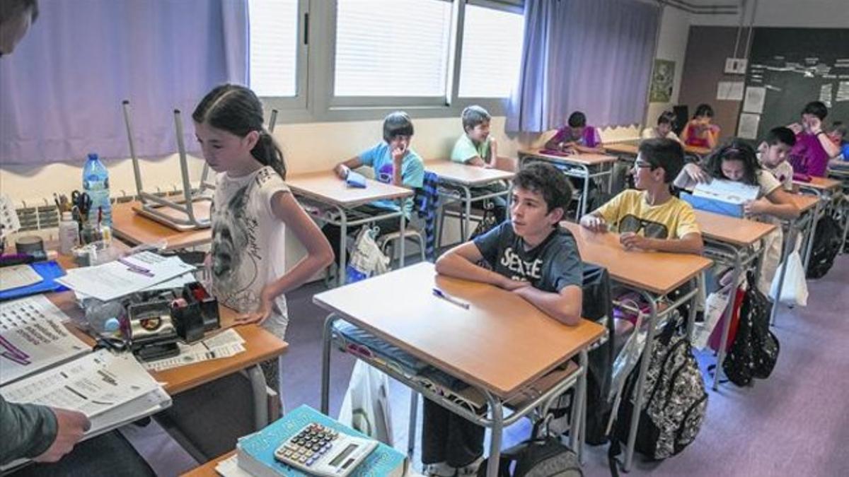 Test de competencias de 6º de primaria en la escuela Eulàlia Bota, en Barcelona.