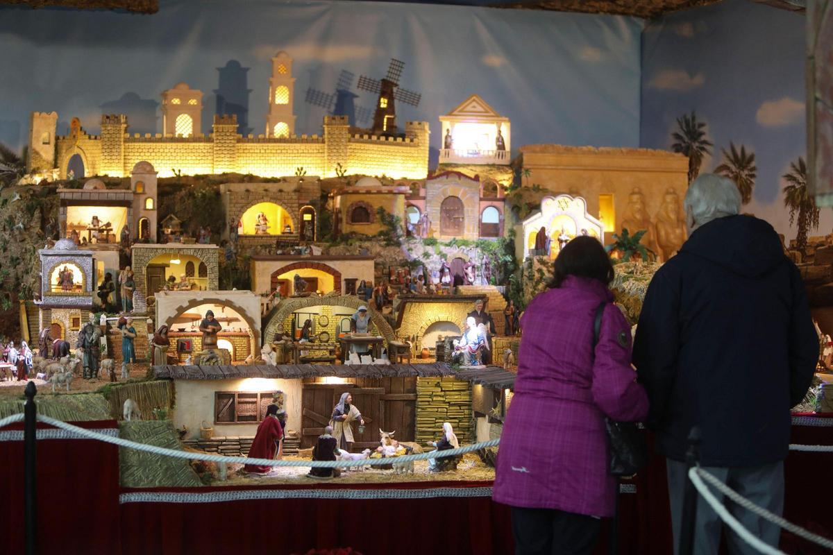 Una pareja observa una de las escenas del tradicional Belén de Aprendices.