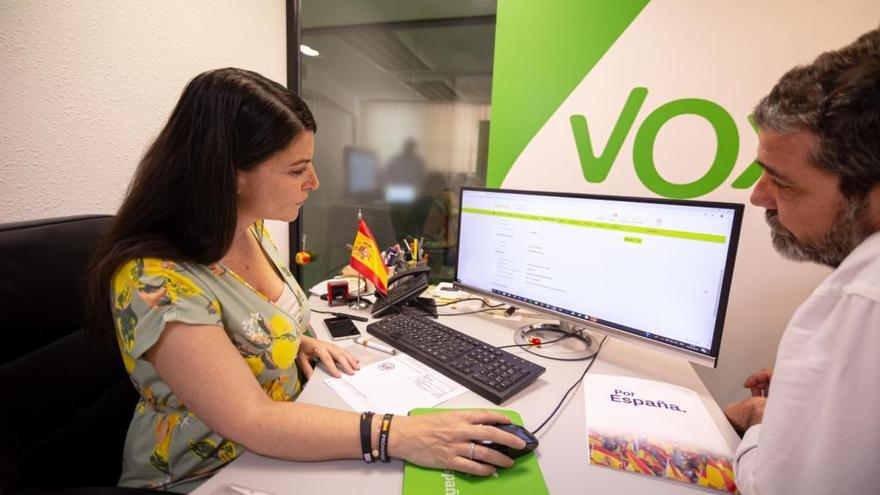 La diputada y secretaria general del GP VOX, Macarena Olona, realiza la transferencia desde la sede nacional del partido.