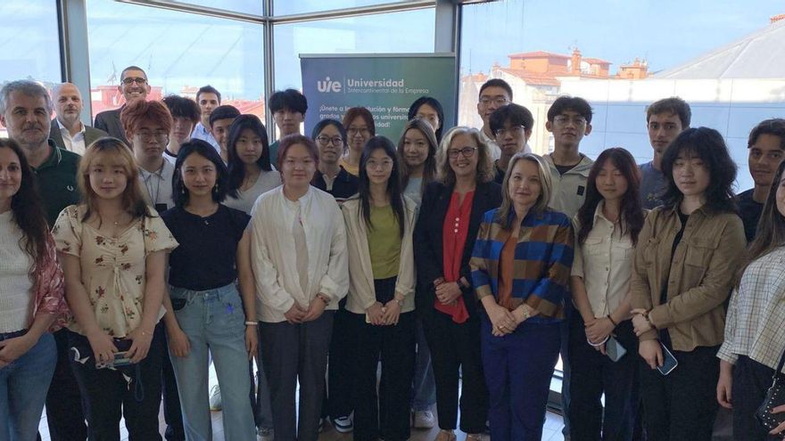 Alumnos chinos y gallegos comparten conocimientos sobre Economía y Relaciones Internacionales en Pontevedra