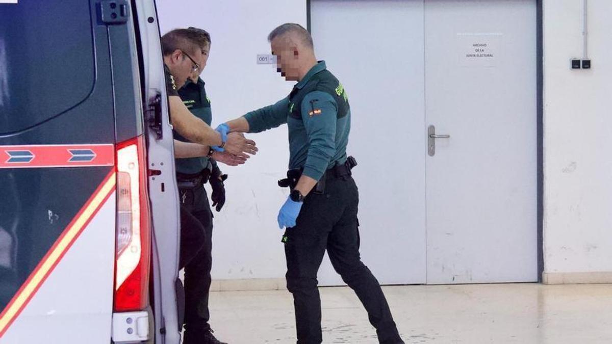 El acusado de coser a puñaladas a una mujer en Abanilla es conducido por la Guardia Civil a los juzgados de Cieza.