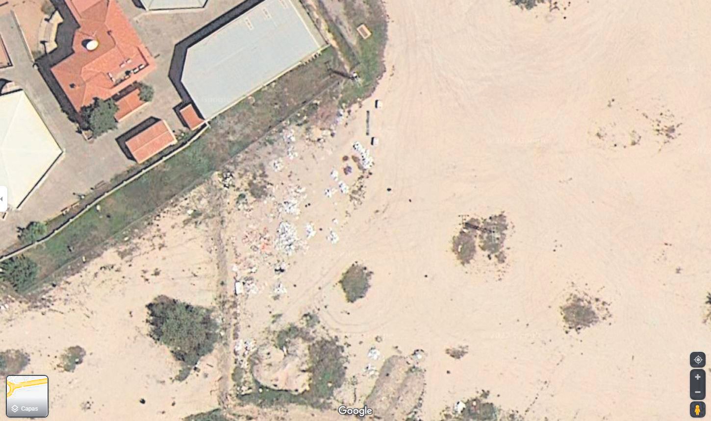 Imagen por satélite de la escombrera situada en una de las rotonda de acceso a Santa Faz, vista por Google Maps