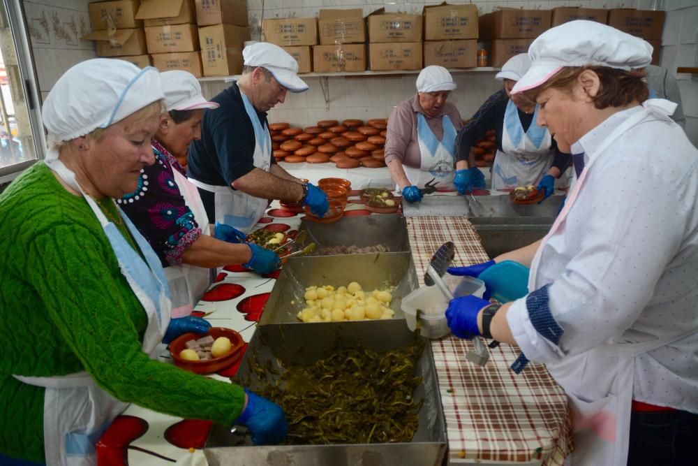 Fiestas gastronómicas en Galicia | El Caldo de Mourente calienta a 5.000 comensales