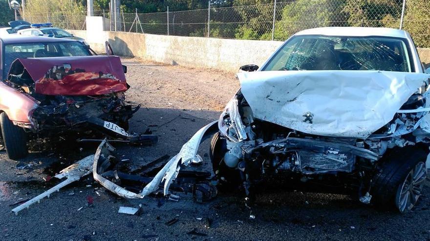 Estado en el que quedaron los dos coches tras la colisión frontal en la que falleció un joven de 23 años en Capdepera.