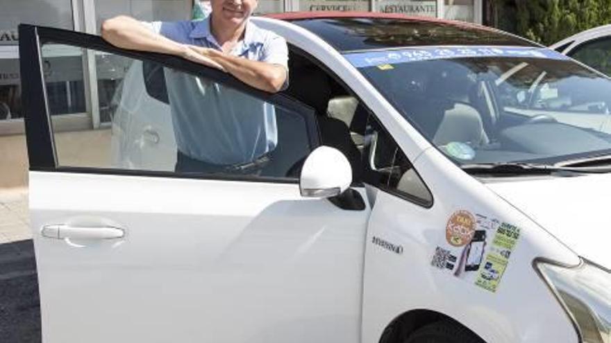 Vladimir Macia posa junto a su taxi, donde encontró el sobre con los billetes de 50 euros.
