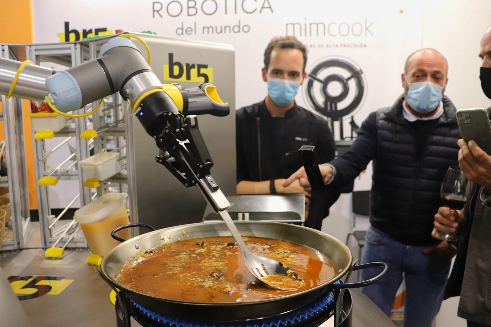 La primera paella cocinada por una robot, presentada en el Salón de Innovación en Hostelería H&T