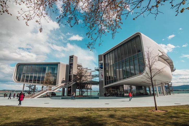 El centro Botín es un espacio de arte moderno y contemporáneo.