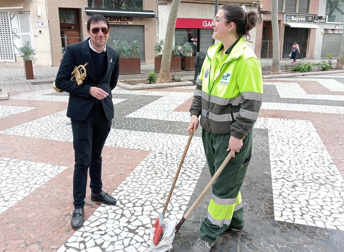 Xavi y Ariadna, a primera hora del día de Sant Josep de 2026, en el paseo de Gandia