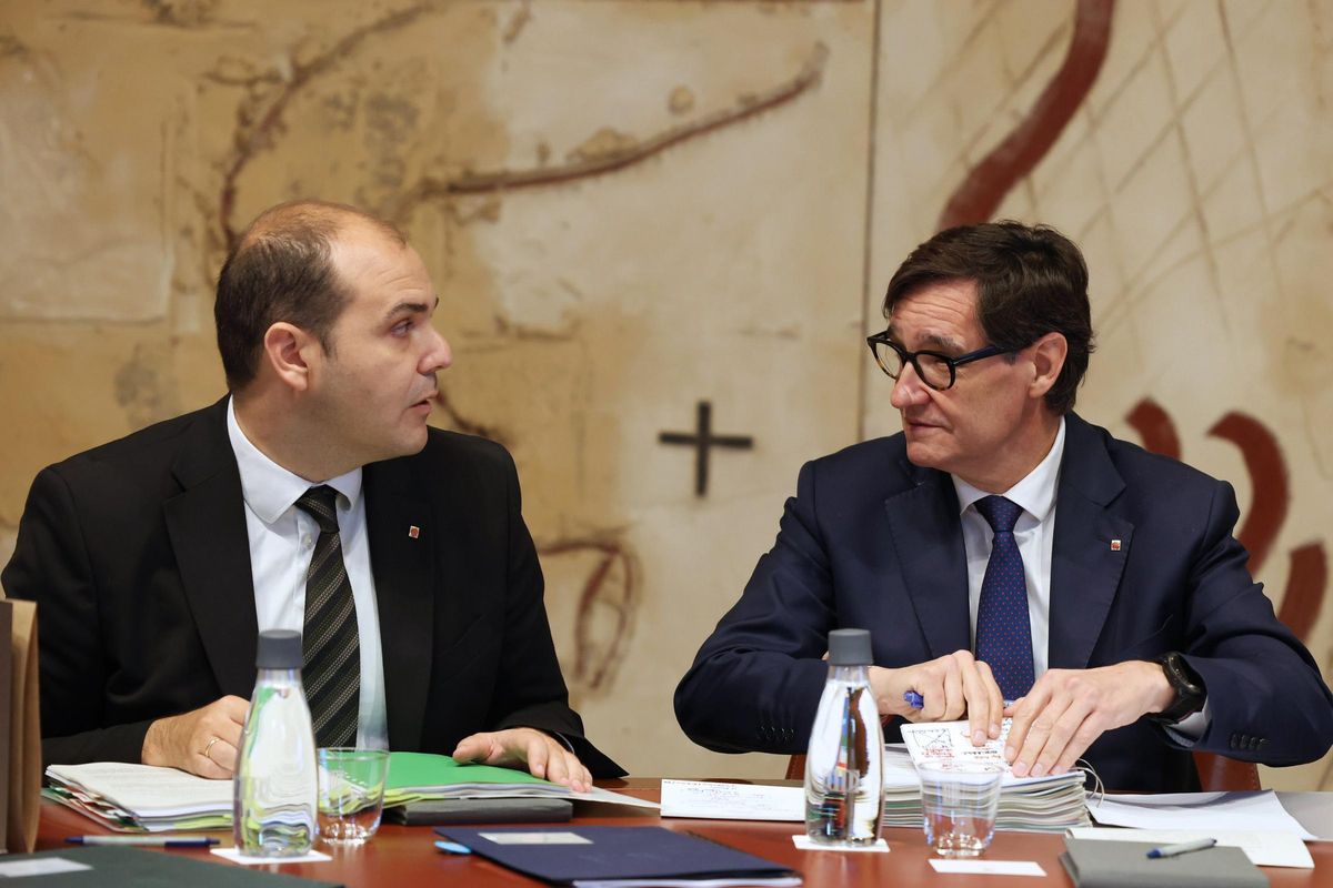 El president de la Generalitat, Salvador Illa, y el conseller de la Presidència, Albert Dalmau, durante la reunión del Consell Executiu de este martes El president de la Generalitat, Salvador Illa, y el conseller de la Presidència, Albert Dalmau, durante la reunión del Consell Executiu de este martes
