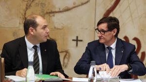 El president de la Generalitat, Salvador Illa, y el conseller de la Presidència, Albert Dalmau, durante la reunión del Consell Executiu de este martes