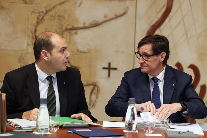El president de la Generalitat, Salvador Illa, y el conseller de la Presidència, Albert Dalmau, durante la reunión del Consell Executiu de este martes