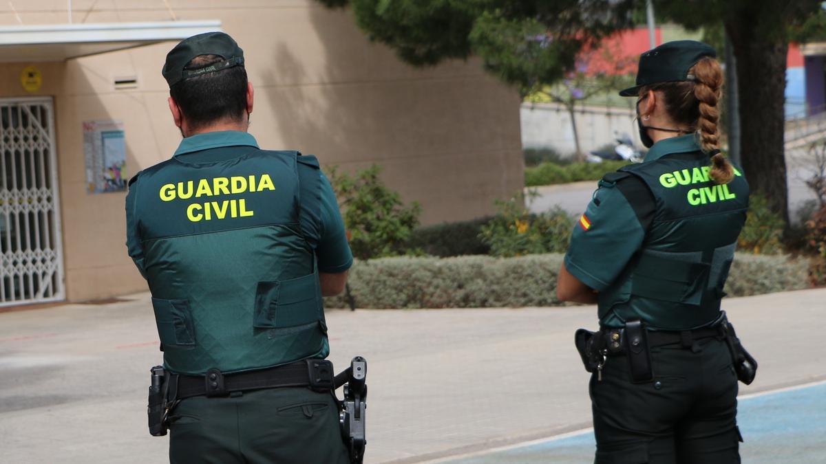 Dos agentes de la Guardia Civil, en una imagen de archivo