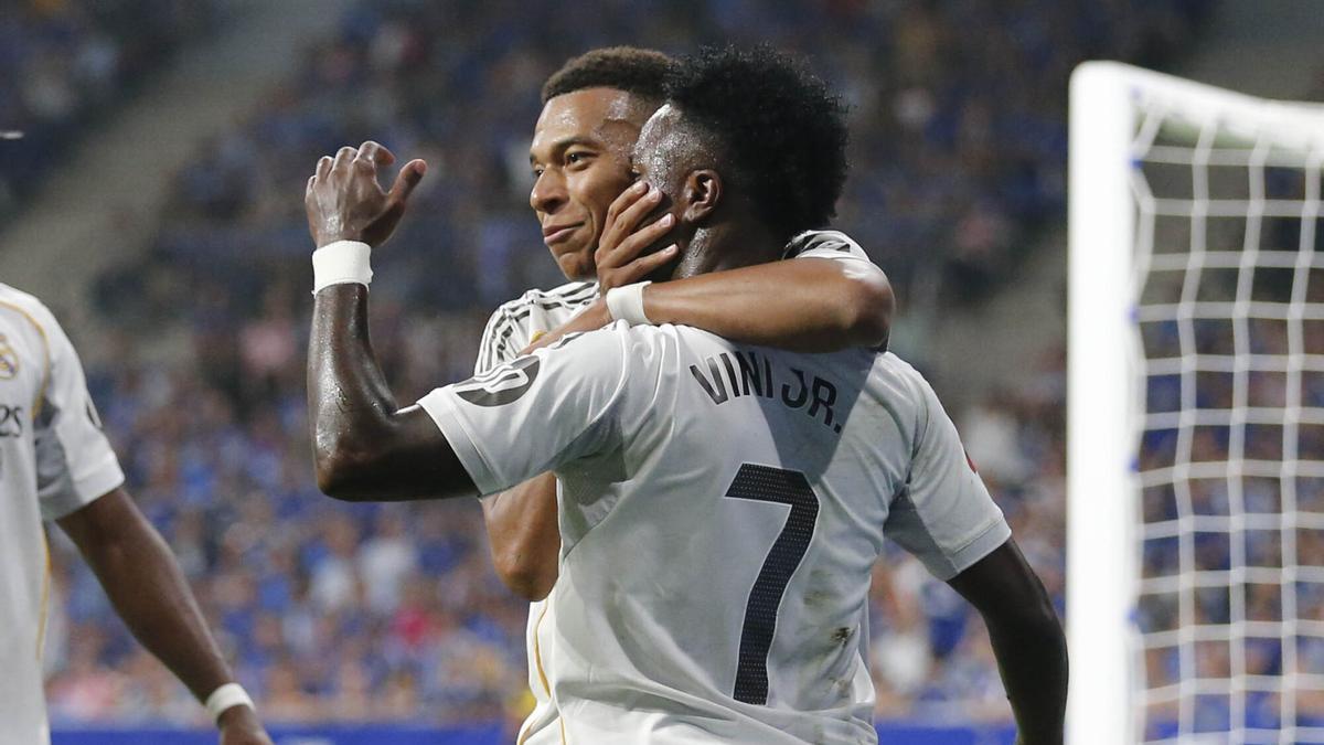 Los delanteros del Real Madrid Vinicius Junior (d) y Kylian Mbappé celebran uno de los goles, durante el partido de LaLiga de fútbol que Real Oviedo y Real Madrid han disputado este domingo 24 de agosto en el estadio Carlos Tartiere. EFE/J.L. Cereijido. (Elche) (Levante) (Valencia) (Getafe) (Alavés) (Atlético Madrid) (Oviedo) (Real Sociedad) (Girona) (Sevilla) (Real Madrid) (Mallorca) (Celta) (Villarreal) (Betis) (Athletic Bilbao) (Espanyol) (Osasuna) (Rayo) (Barcelona)