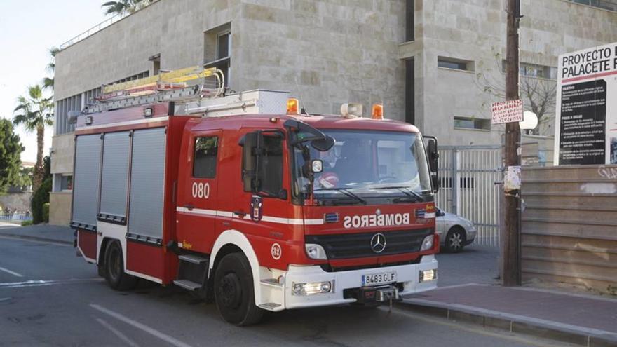 Vehículo de bomberos en una calle de Murcia. JUAN CABALLERO