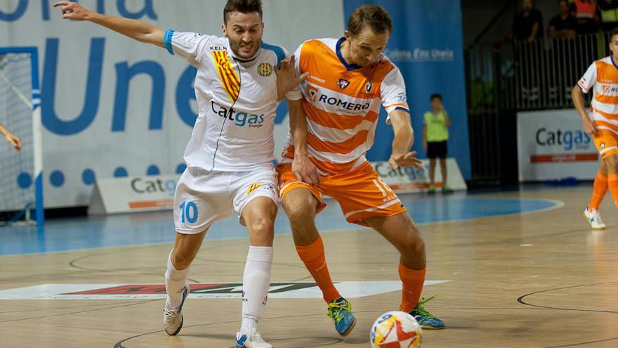 Drahovsky controla el balón ante Iago Míguez, del Catgas, ayer en el primer encuentro de la Liga. lnfs