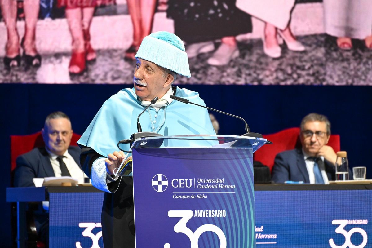 El doctor en Historia Miguel Ors fue el encargado de leer la lección magistral de la conmemoración del CEU de Elche