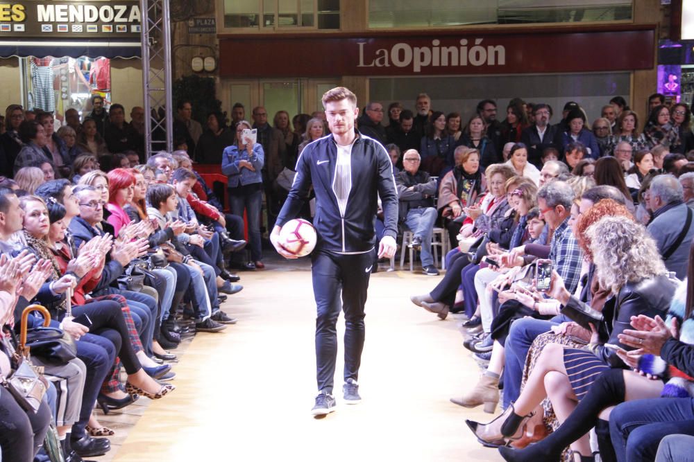 Desfile de modelos en la plaza del Ayuntamiento