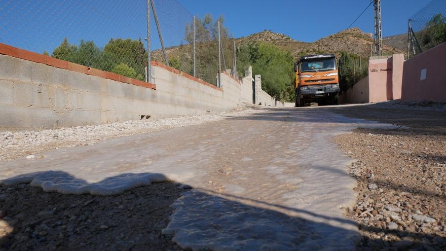 Adiós a un camino lleno de baches en Crevillent