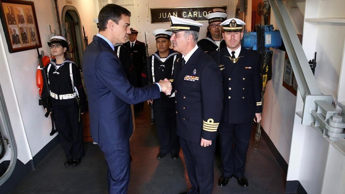 Pedro Sanchez  a su llegada al portaeronaves Juan Carlos I en la Base Naval de Rota  Cadiz