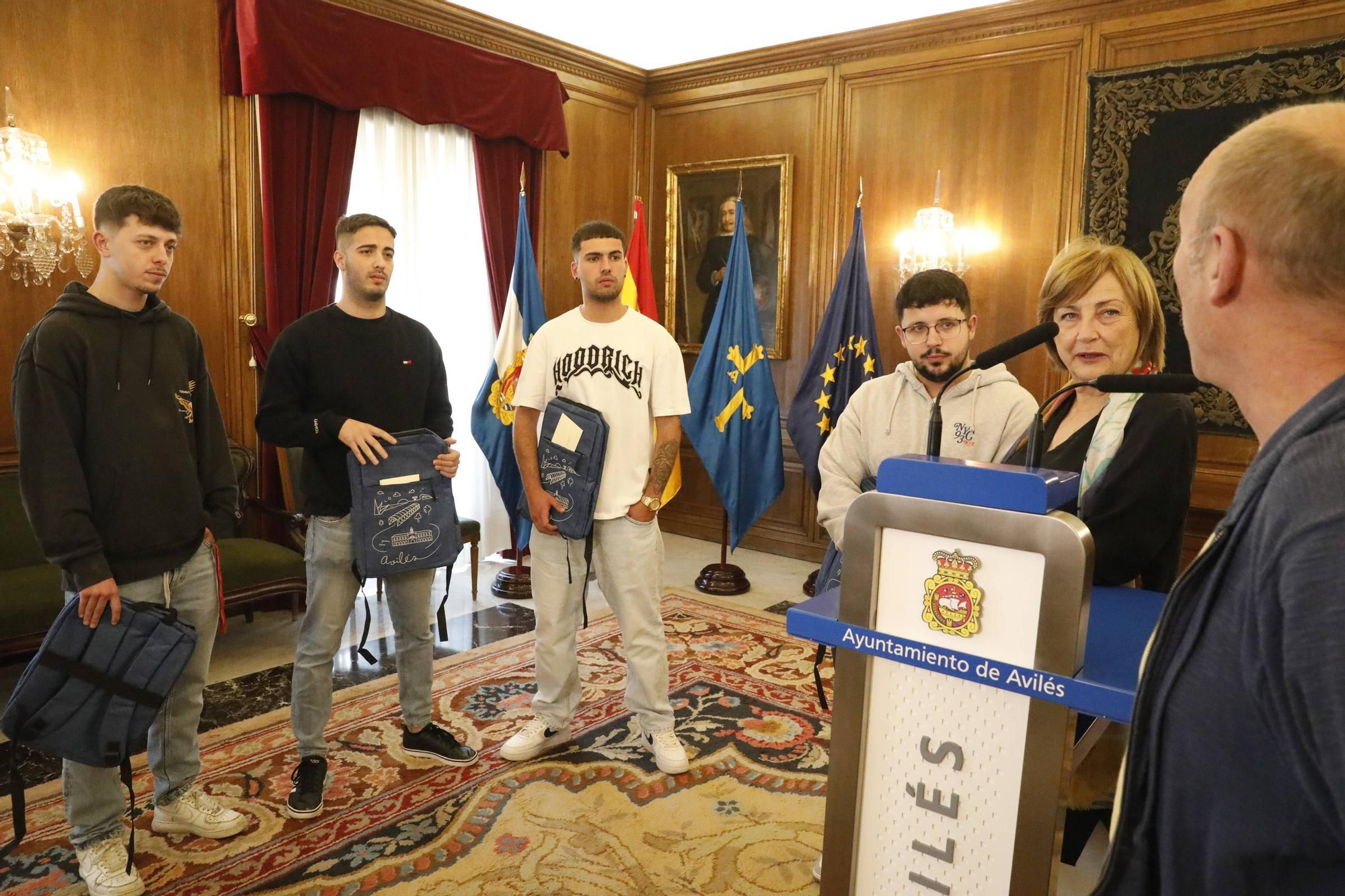 EN IMÁGENES: Así fue la recepción del Ayuntamiento de Avilés a los cuatro jóvenes héroes que alertaron a los vecinos de un edificio en llamas