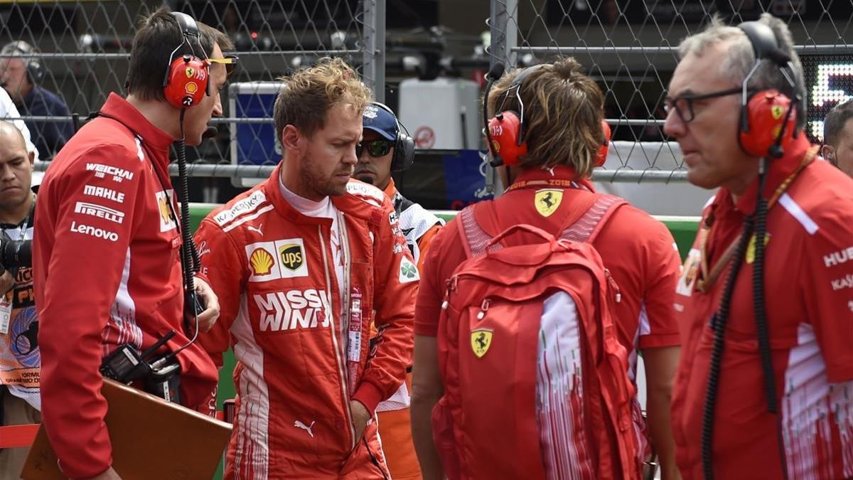 Sebastian Vettel, rodeado de técnicos de Ferrari tras el GP de México.