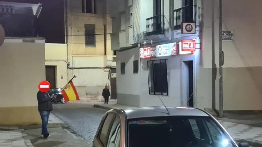 La surrealista manifestación contra Pedro Sánchez que ha dado la vuelta a España: &quot;Hemos sido cuatro gatos&quot;