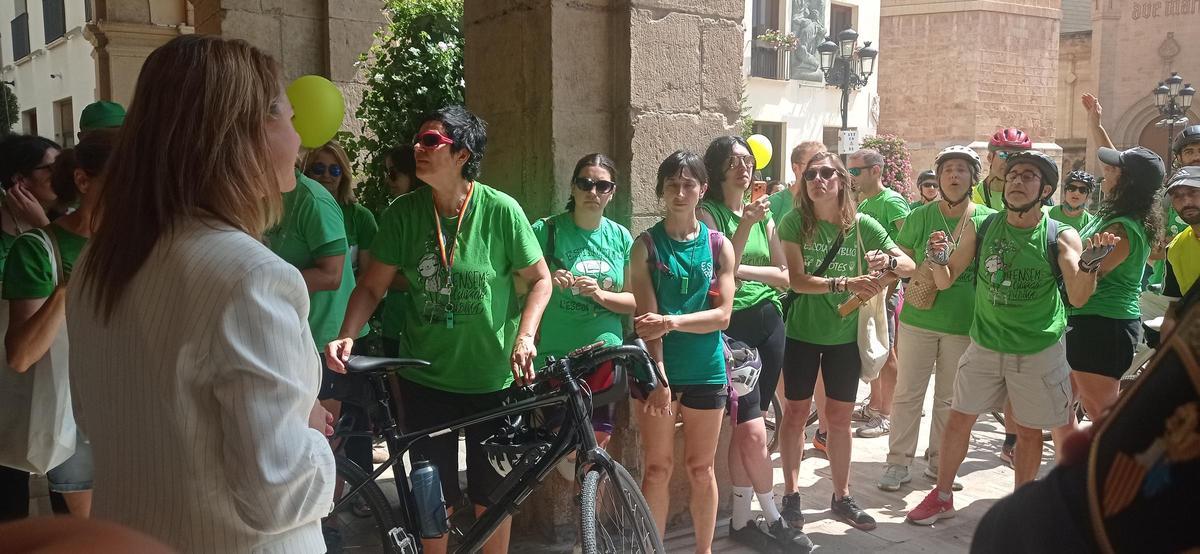 Otro momento del encuentro con la alcaldesa en los soportales del Ayuntamiento.