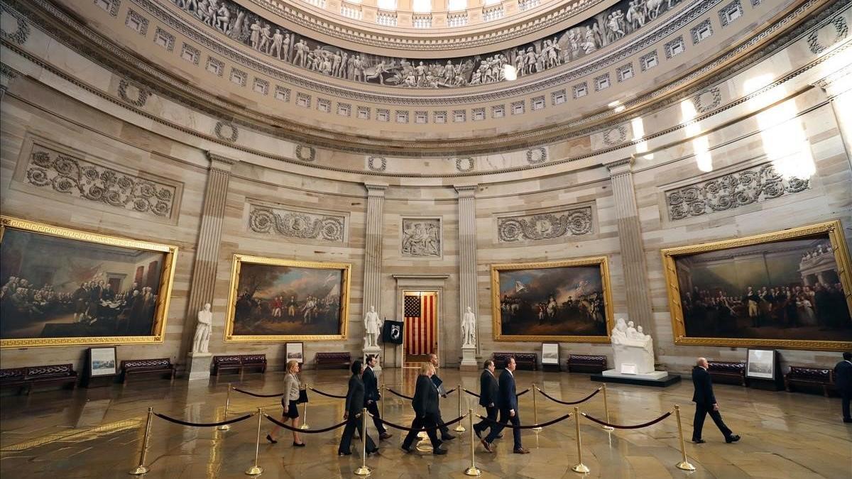 Los fiscales demócratas escenifican el inicio del 'impeachment' en el Capitolio.