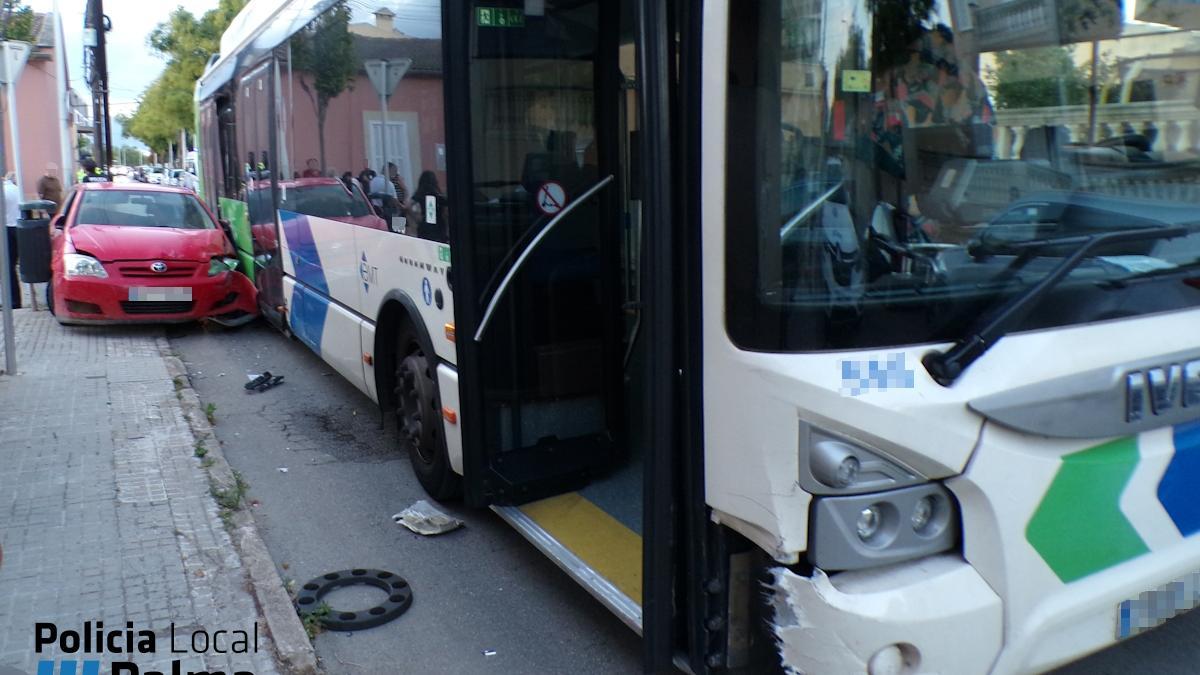 El coche y el autobús de la EMT, tras colisionar en Son Ferriol.