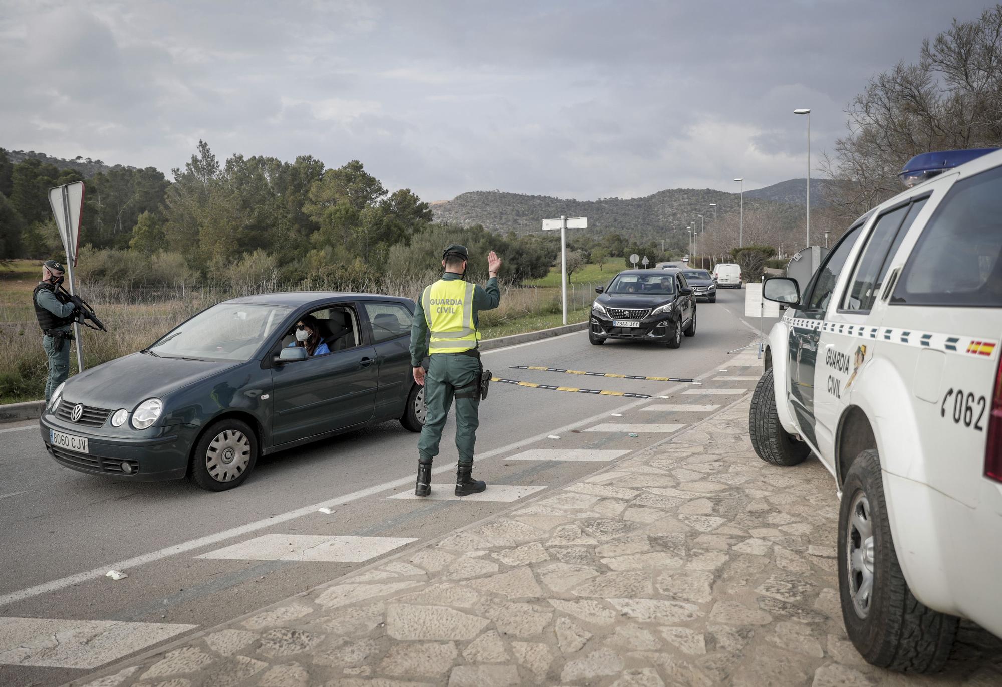 Desescalada de la tercera ola del coronavirus en Mallorca: Policía y Guardia Civil intensifican los controles en playas, bares y carreteras