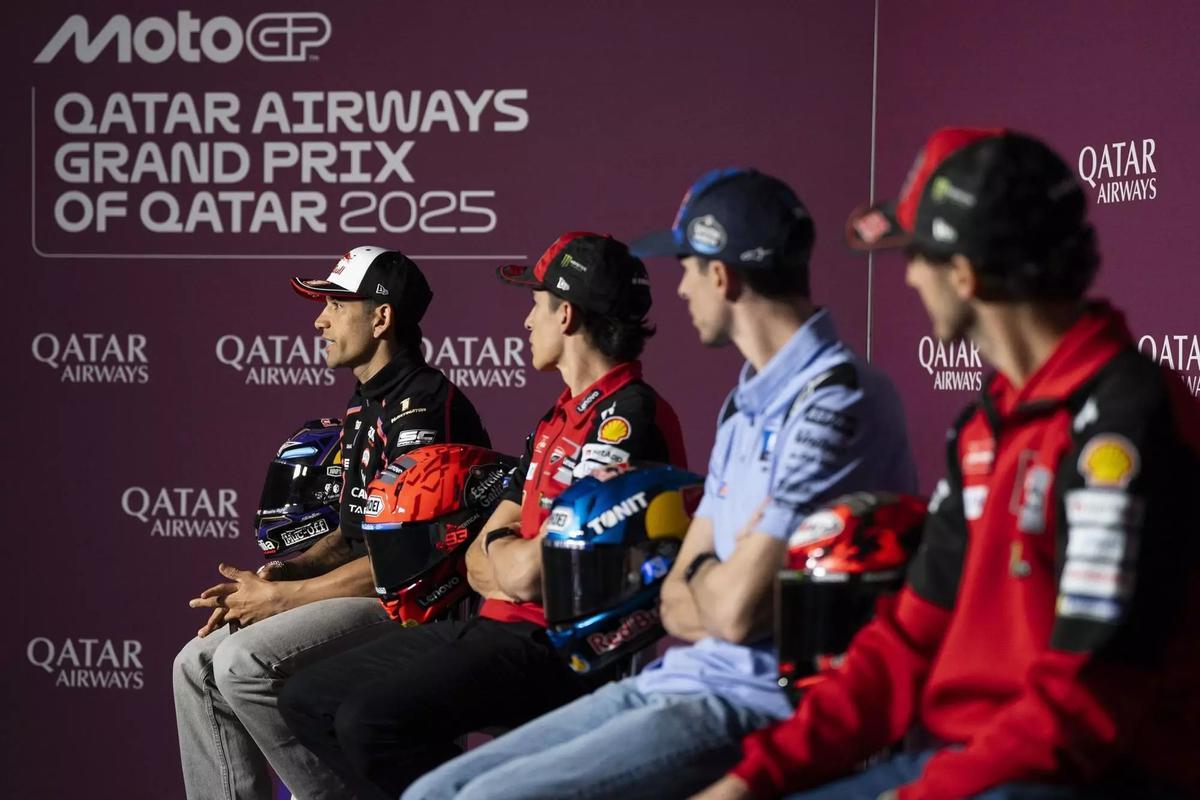 Marc Márquez, Àlex Márquez y 'Pecco' Bagnaia escuchan las palabras de Jorge Martín, en Catar.