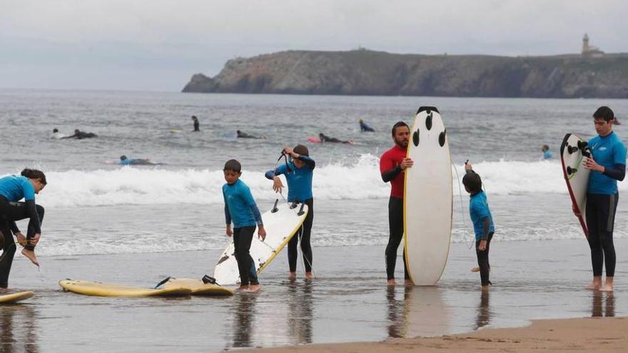 Participantes en una escuela de surf que desarrolla su actividad en Salinas.