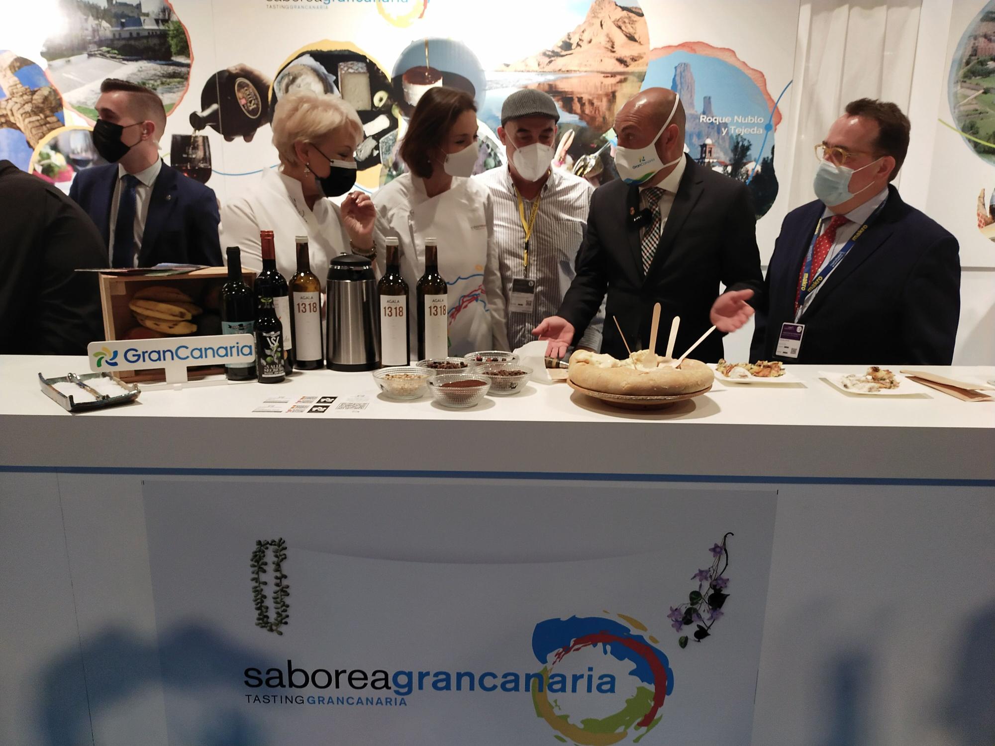 La ministra de Turismo Reyes Maroto visita el stand de Gran Canaria junto al consejero insular Carlos Álamo.