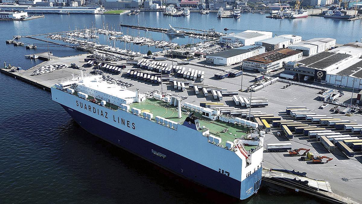 El buque «Asturias» de Suardiaz, incorporado el año pasado al corredor entre Marruecos y el norte de Europa, durante una de sus esxalas en la terminal Ro-Ro de Bouzas.