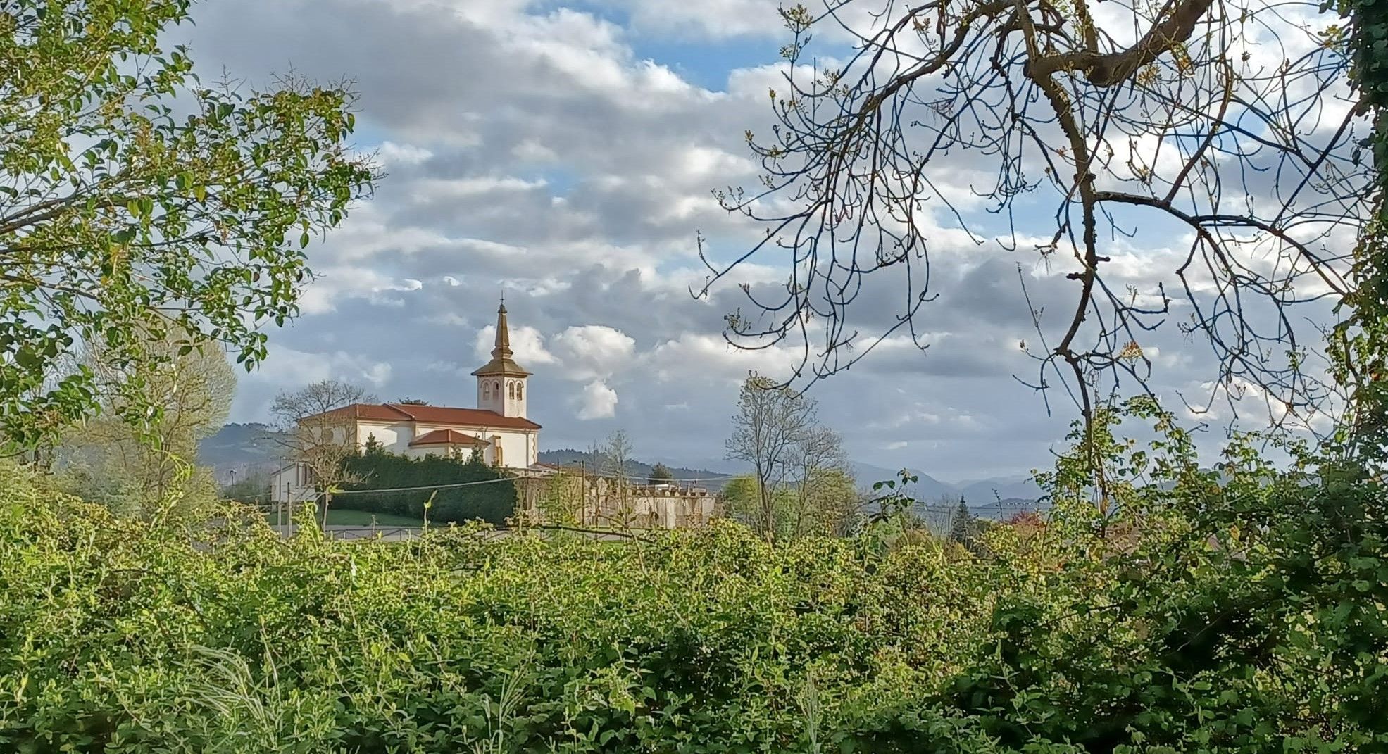 Así es San Cucao, la parroquia de los castillos y palacios de Llanera y la zona rural que más crece en población