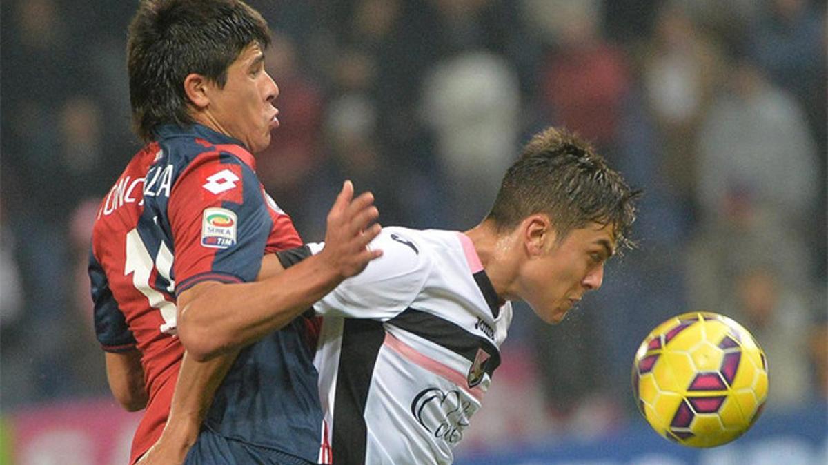 Dybala, a la derecha, presionado por Roncaglia