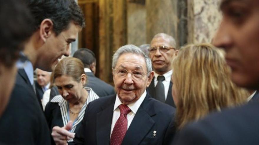 Pedro Sánchez charla con Raúl Castro en Uruguay