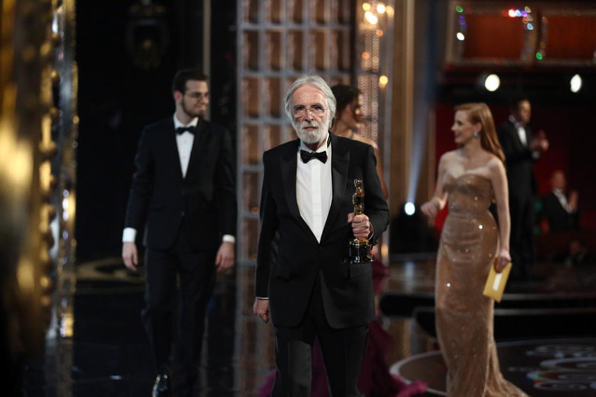 El director de cine Michael Haneke deixa l’escenari després de rebre l’Oscar per la seva pel·lícula ’Amor’.