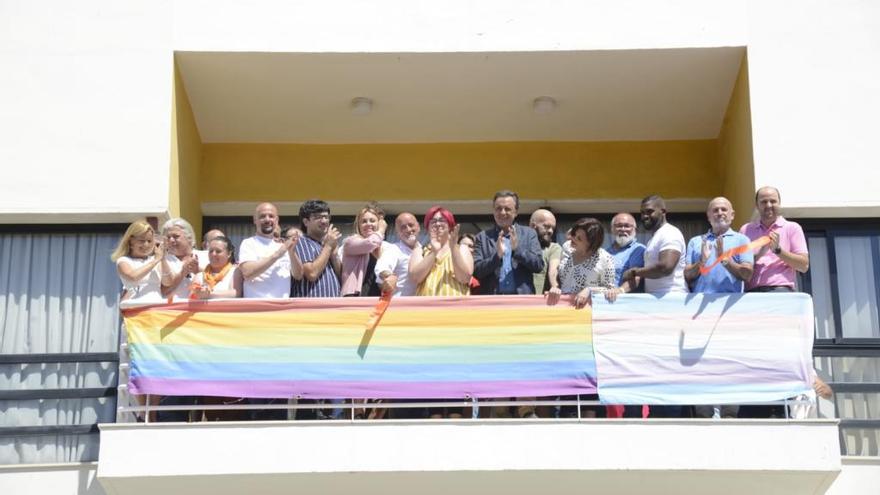 Foto de familia durante la colocación de las banderas en el Ayuntamiento de Torremolinos.