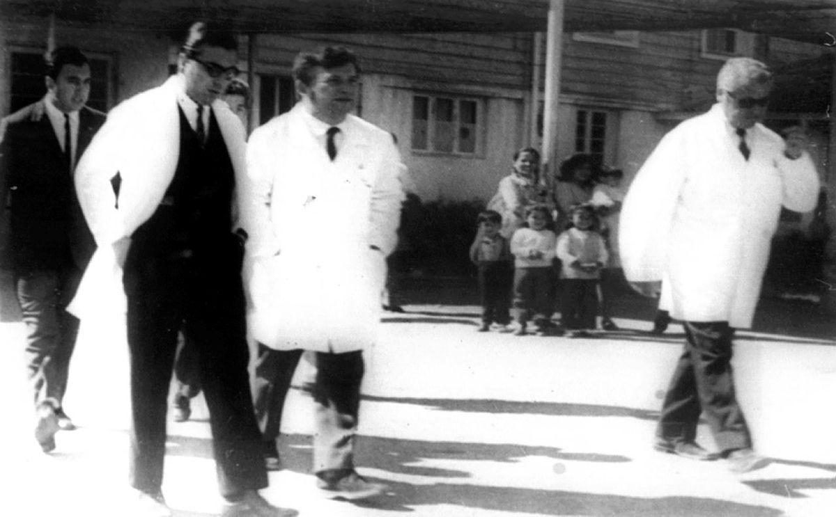 Amb bata i corbata a l’hospital San Juan de Dios, a Santiago de Xile, on treballava quan el van detenir.