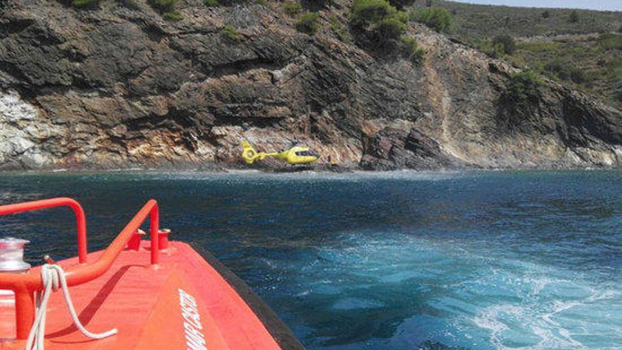 Moment del rescat del menor accidentat a Cala Montjoi.