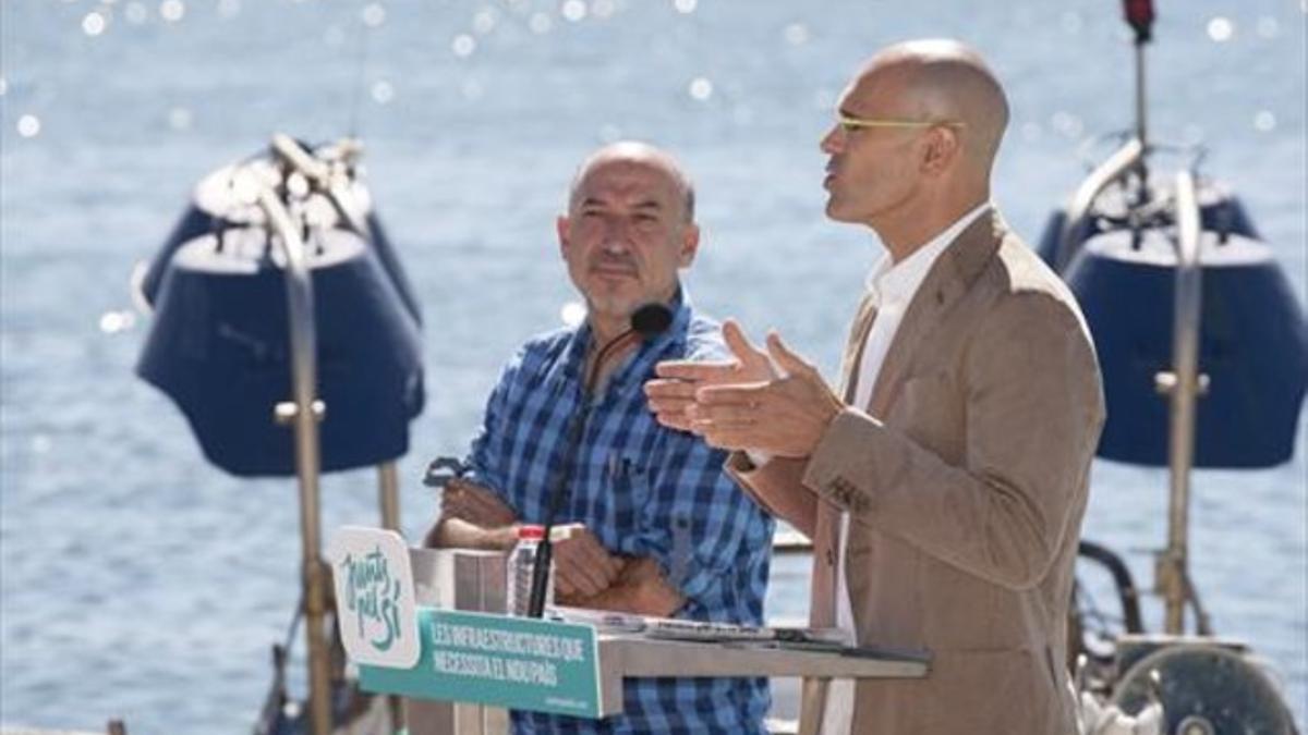 Los candidatos de Junts pel Sí Germà Bel y Raül Romeva, ayer en el Puerto de Tarragona.